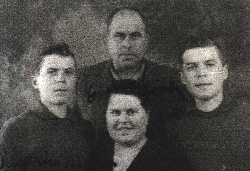 Luciano Tonai family portrait. Canadian Museum of Immigration at Pier 21 (DI2013.1831.2).