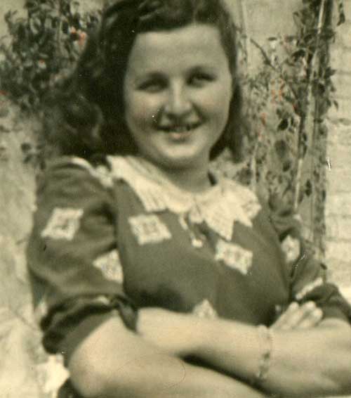 Photograph of Maria Disipio (née Stenta) in Italy, circa 1950. Canadian Museum of Immigration at Pier 21 (DI2013.1901.1)