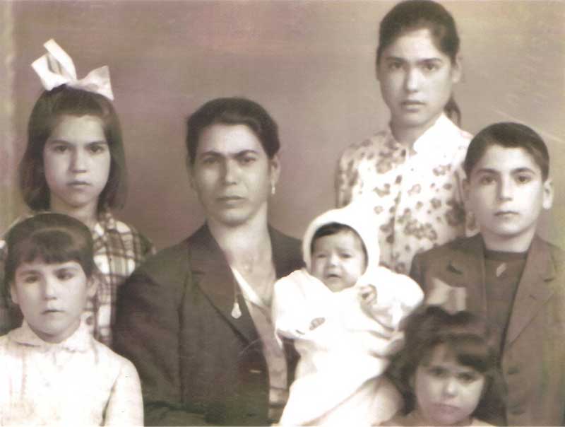 Rosa Alfano with children Francesco, Oletta, Anna, Pasqualina, Carlo, Dalia, and Natalina DeRango. Canadian Museum of Immigration at Pier 21 (DI2013.1893.2).