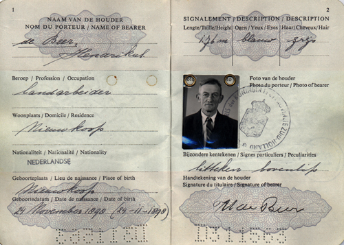 Passport issued to Mr. de Beer, 1953. Canadian Museum of Immigration at Pier 21 (DI2013.1533.5).