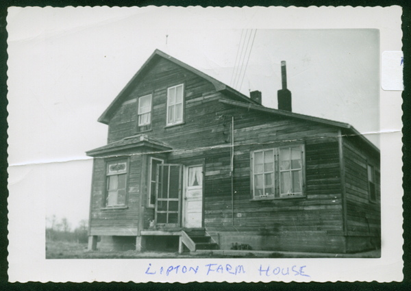 Ed Smith's farm house in Lipton. Canadian Museum of Immigration at Pier 21 (DI2013.1641.16).