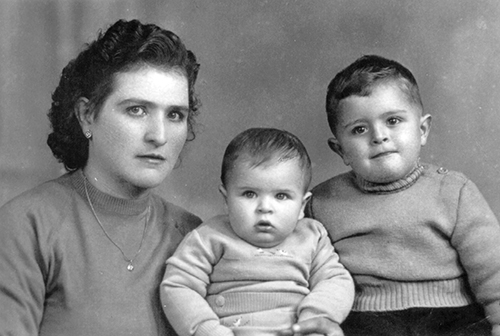 Portrait d’une jeune femme et de ses deux enfants.