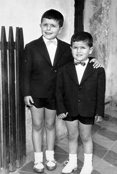Mignon photo de deux petits garçons souriant ensemble.