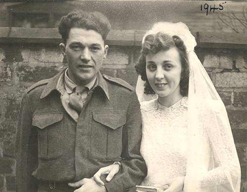 Magnifique portrait d’un couple de mariés, l’année 1945 est écrite à la main dans le coin supérieur droit.