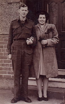 Un jeune homme en uniforme militaire se tient à côté de sa nouvelle épouse.