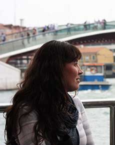 Profil d’une jeune femme qui regarde au loin.