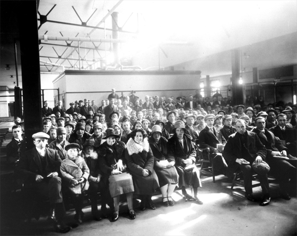 Dutch immigrants in Immigration Hall. Library and Archives Canada. C36146