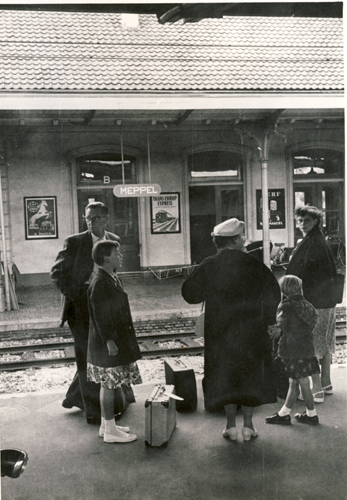Meyer family waiting for the train in Holland. Canadian Museum of Immigration at Pier 21 (DI2013.1558.10a).