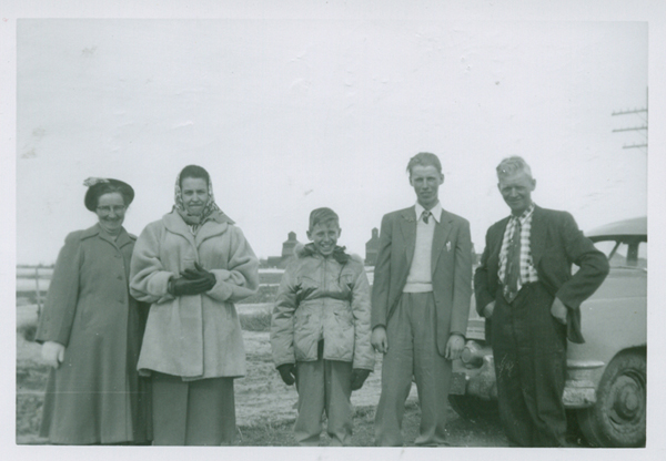 Ed Smith & family in winter coats, July 1956. Canadian Museum of Immigration at Pier 21 (DI2013.1641.24).