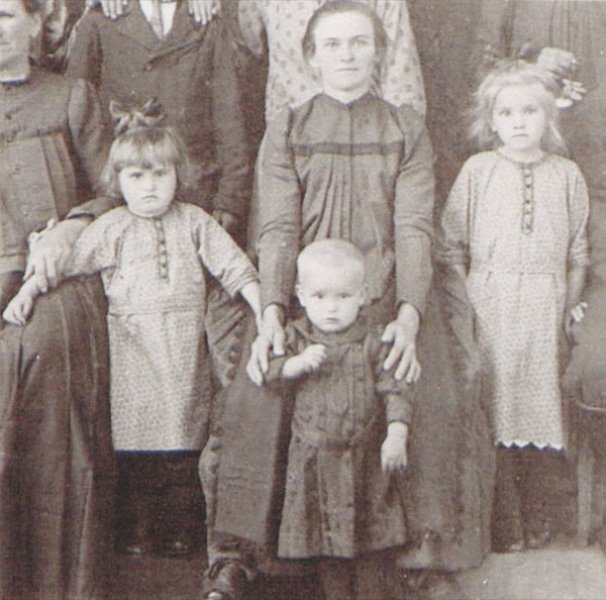 Anne Spaunburg in Bremen with family, 28 December 1926. Canadian Museum of Immigration at Pier 21 (DI2013.1364.2).