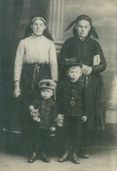 Tayti family photograph, 1920 c. Canadian Museum of Immigration at Pier 21 (DI2013.1501.1).