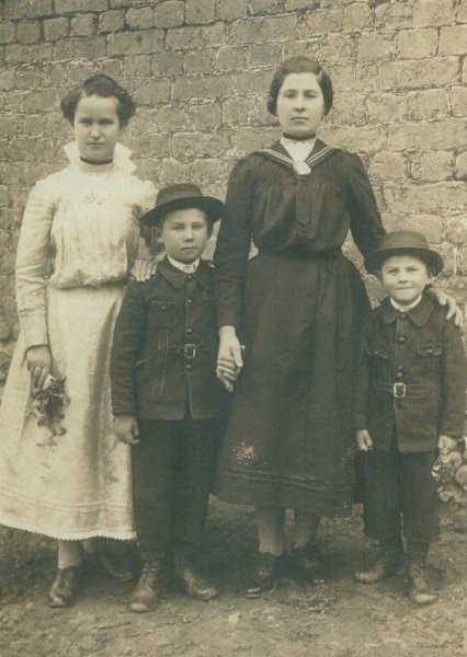 Tayti family photograph, 1930 c. Canadian Museum of Immigration at Pier 21 (DI2013.1501.5).